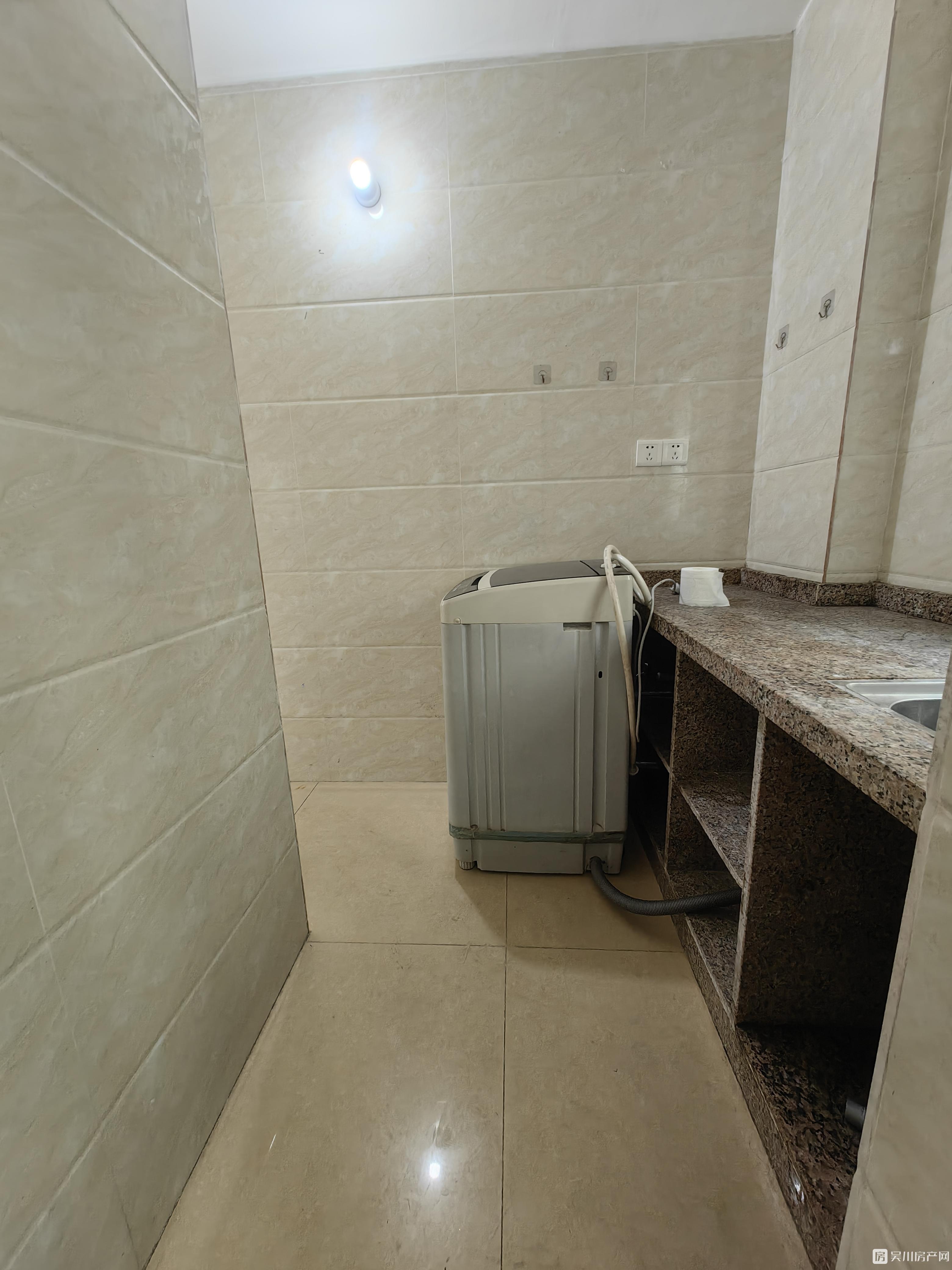 廣沿路電梯1室1廳1配床.2空調(diào).熱水.洗衣機(jī).冰箱.沙發(fā)拎包入住僅需600元