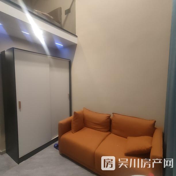 出租壹號公館精裝復式公寓一房一廳，樓上是房間，樓下是客廳，家私家電齊全拎包入住