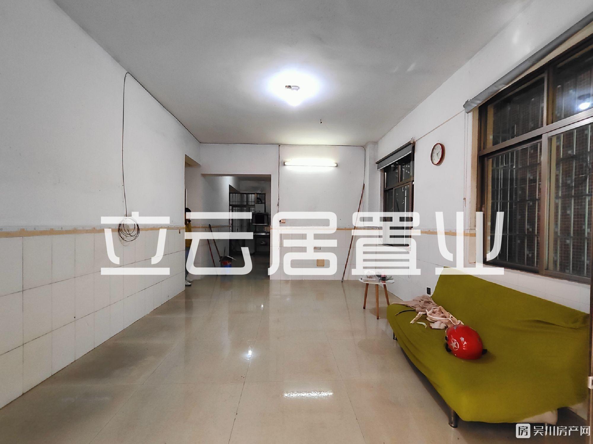 出租市中心步梯底層3室2廳2衛(wèi)100平米僅租750元/月住宅