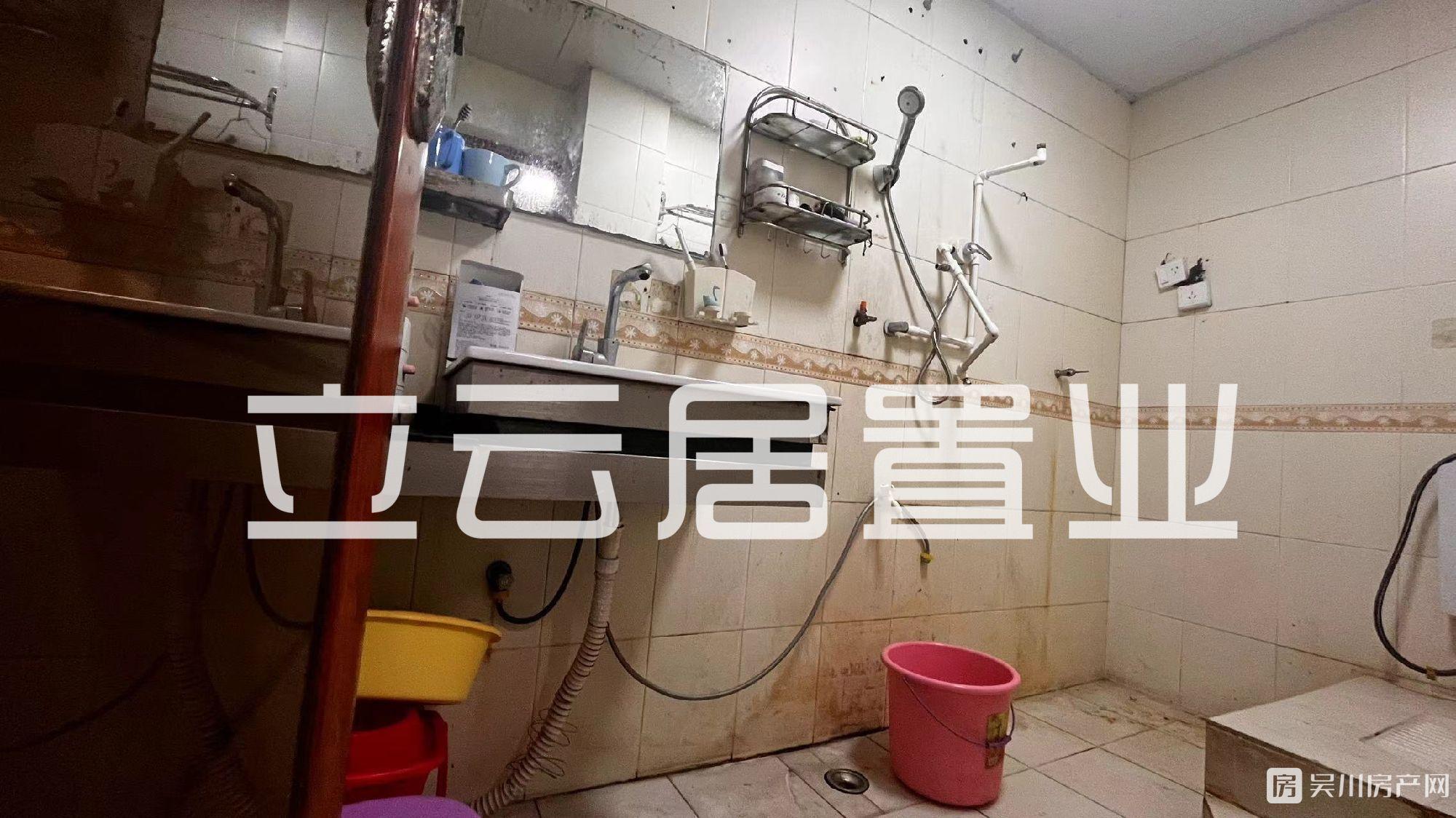 出售海濱新村兩房，可入讀清源小學(xué)和海濱小學(xué)，單價(jià)僅僅兩千幾