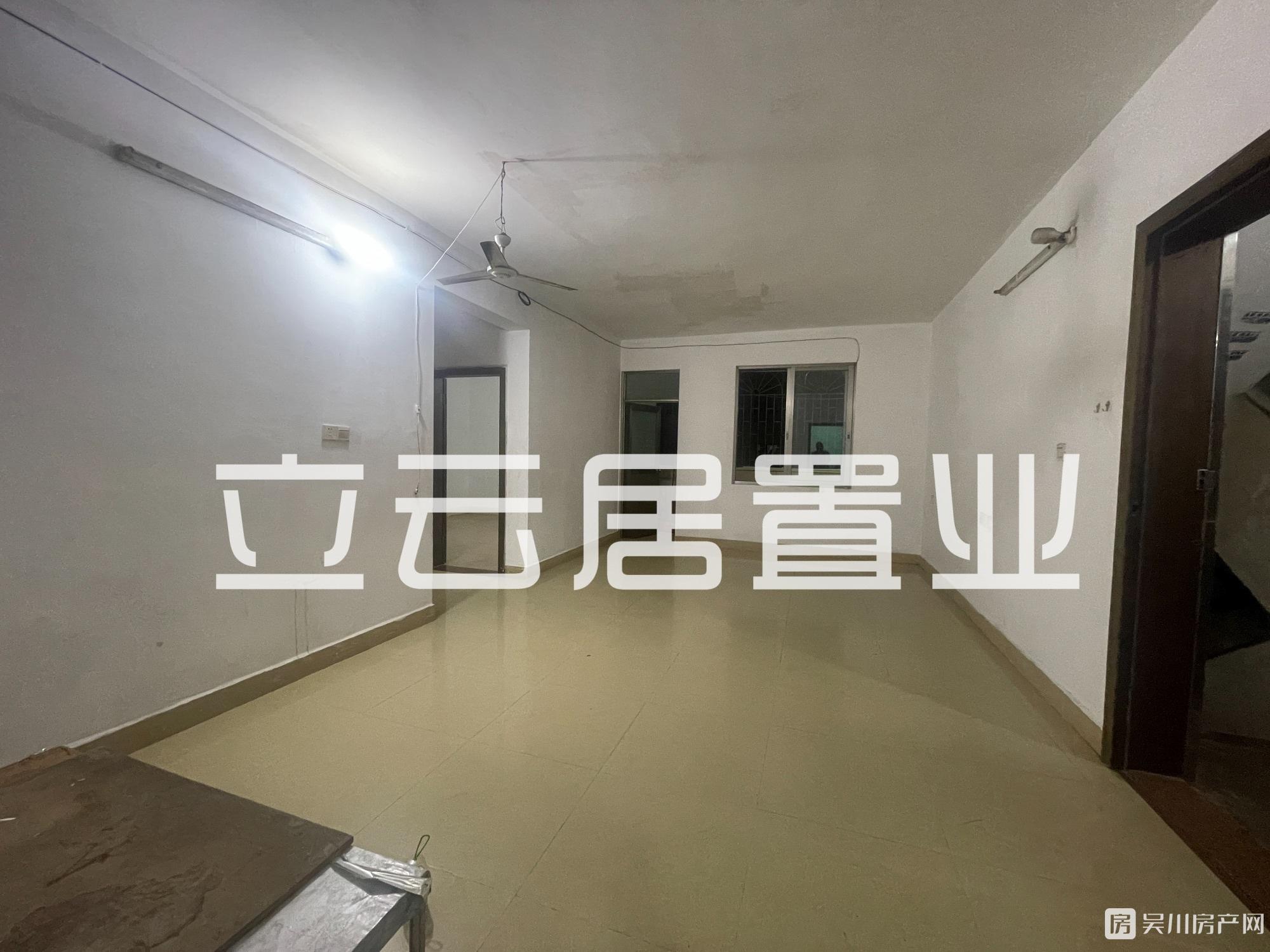 出租四中附近步梯底層3室2廳1衛(wèi)100平米僅租800元/月住宅