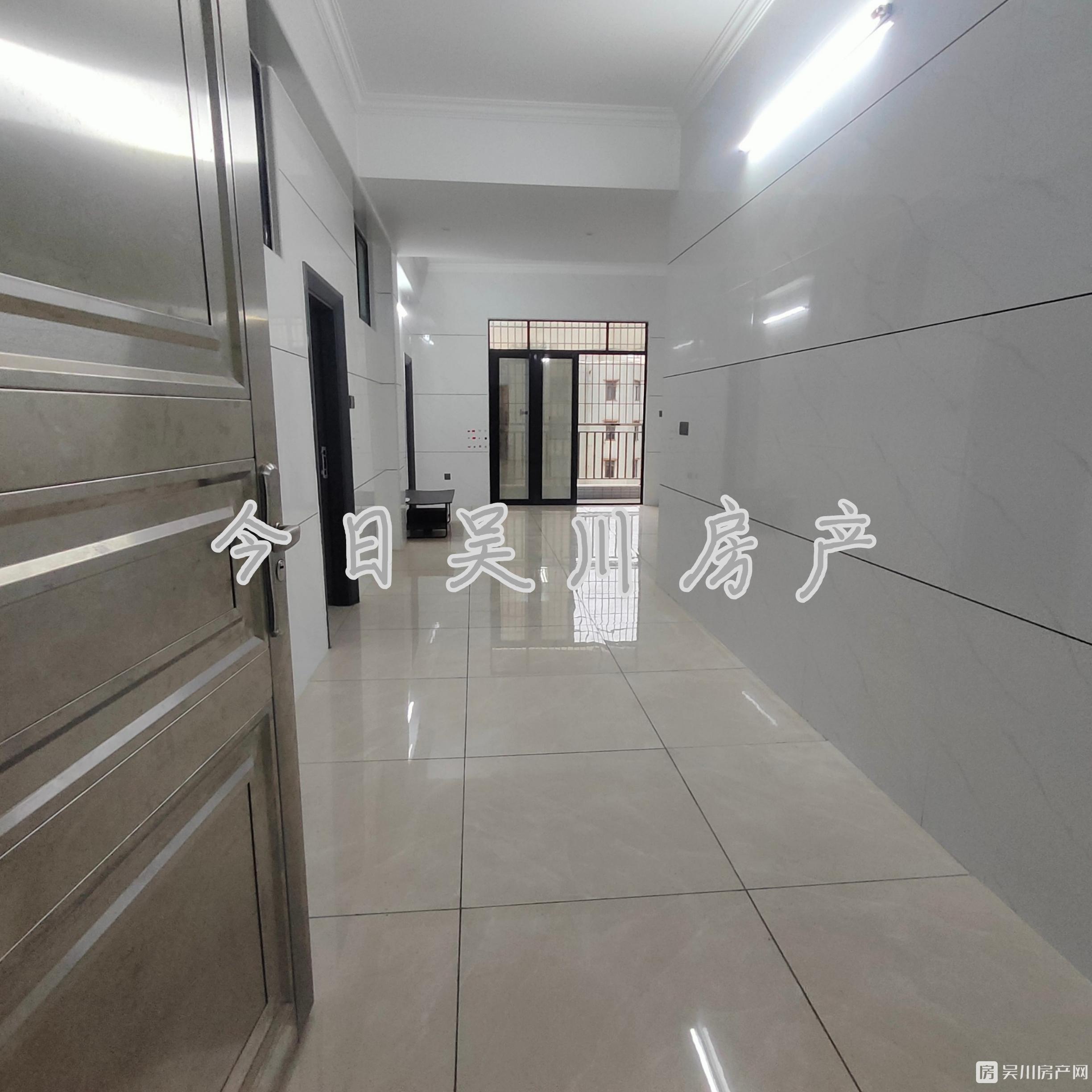大山江一中隔離電梯精裝三房一衛(wèi)，一層四戶(hù)，樓梯通道的地方都好闊落，不會(huì)有壓抑感
