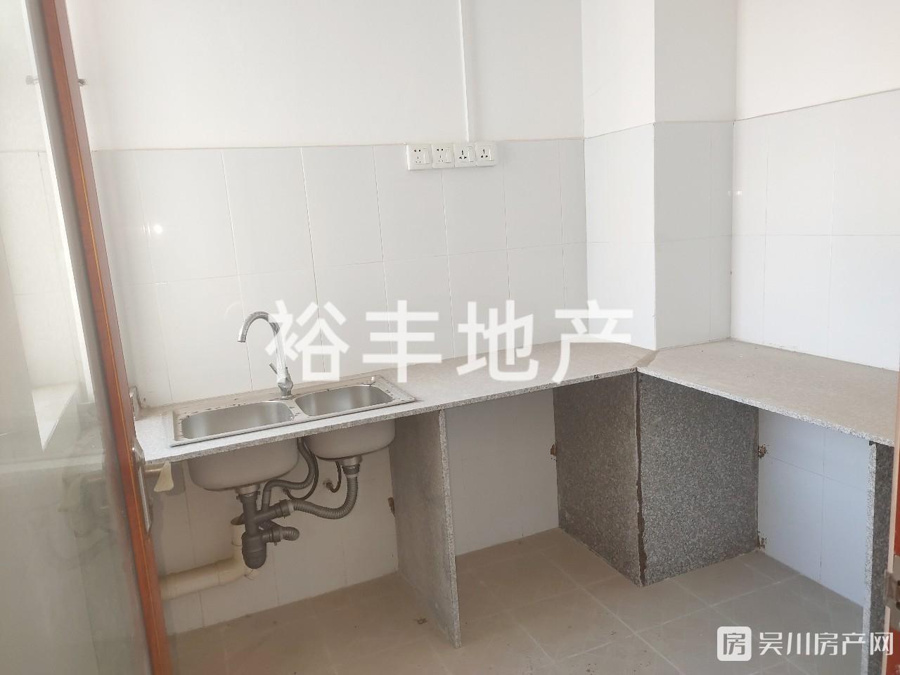 東江明苑 簡(jiǎn)裝3室96平米25萬(wàn)