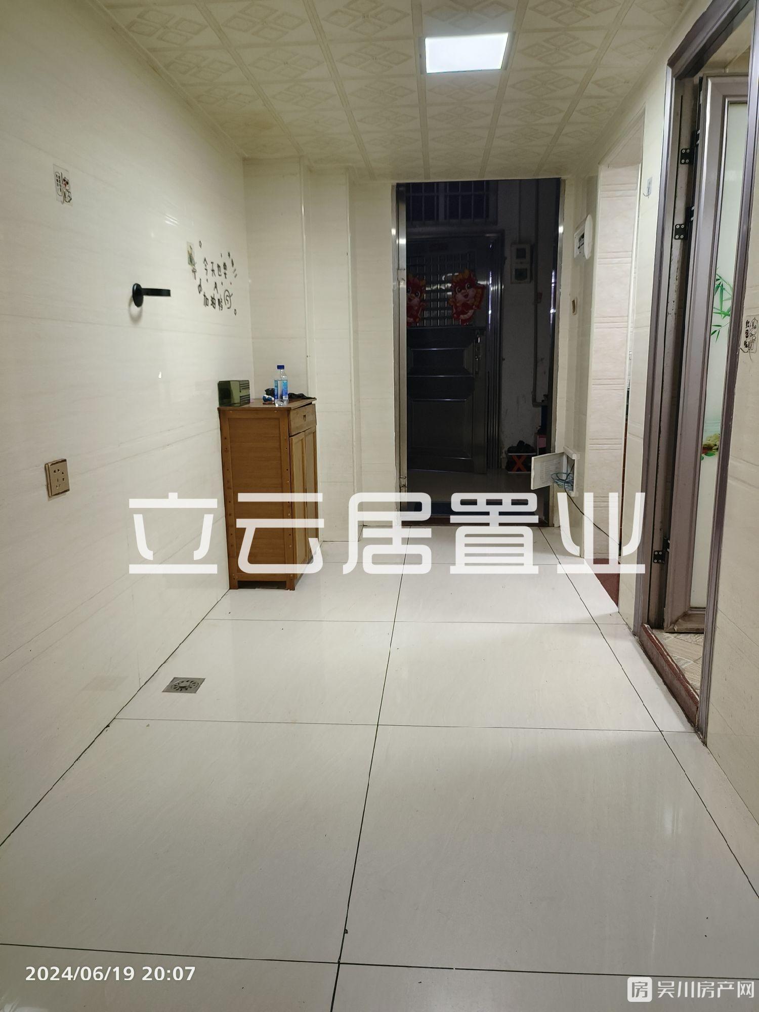 出租新世界廣場2室1廳1衛(wèi)42平米750元/月住宅