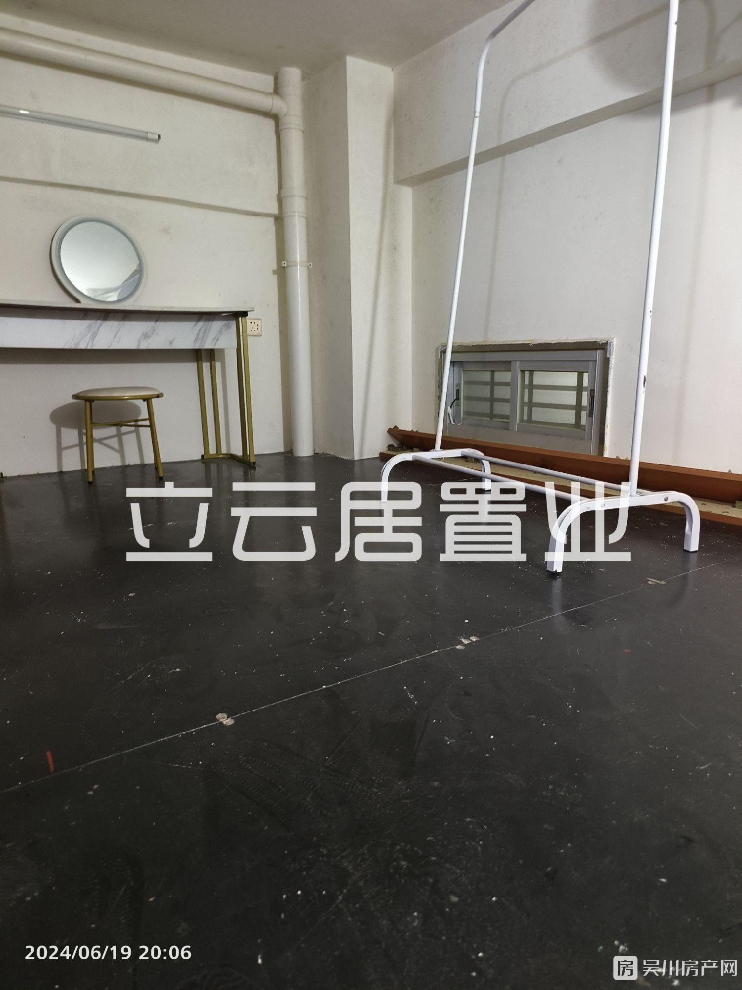 出租新世界廣場2室1廳1衛(wèi)42平米750元/月住宅