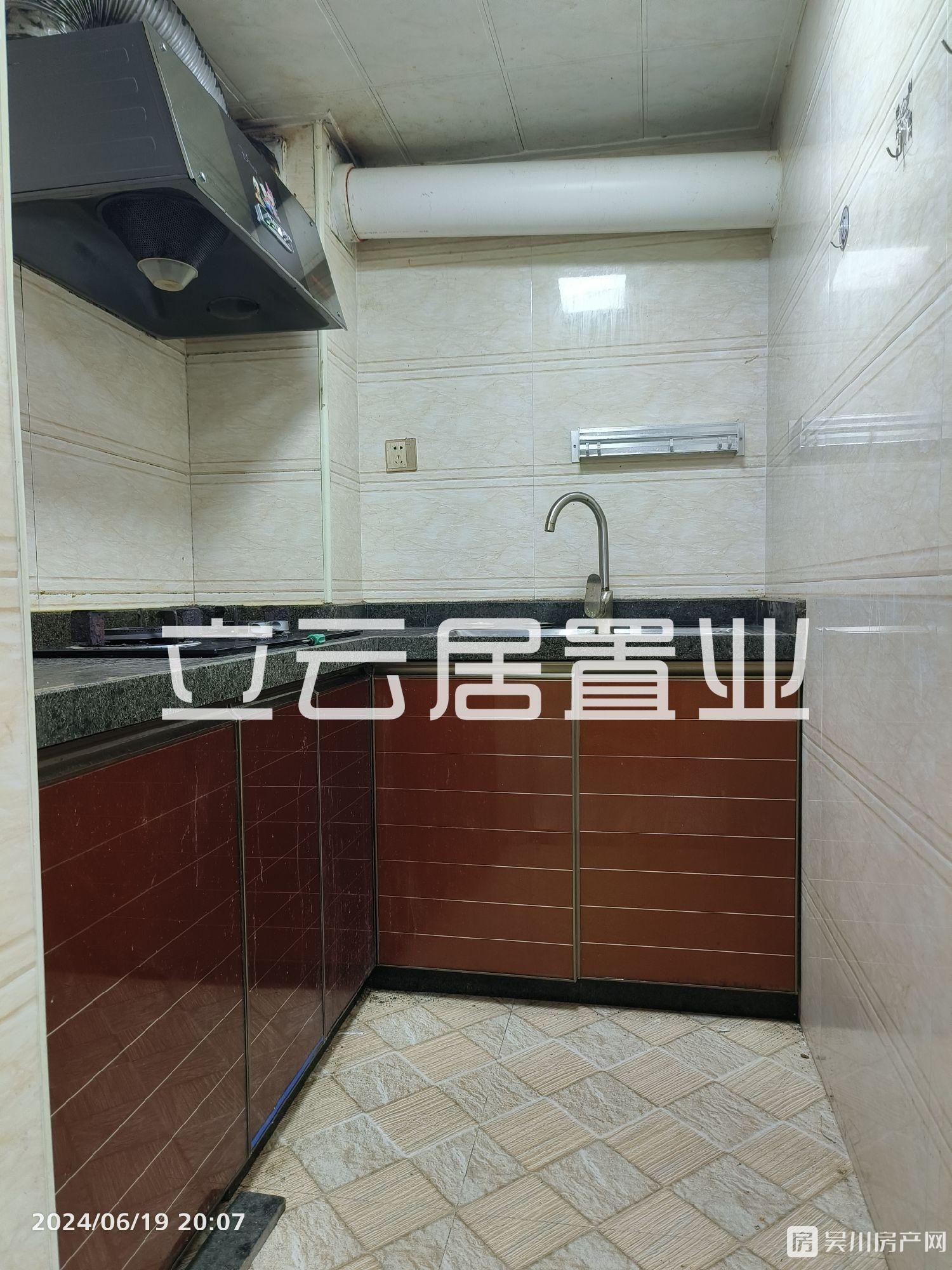 出租新世界廣場2室1廳1衛(wèi)42平米750元/月住宅