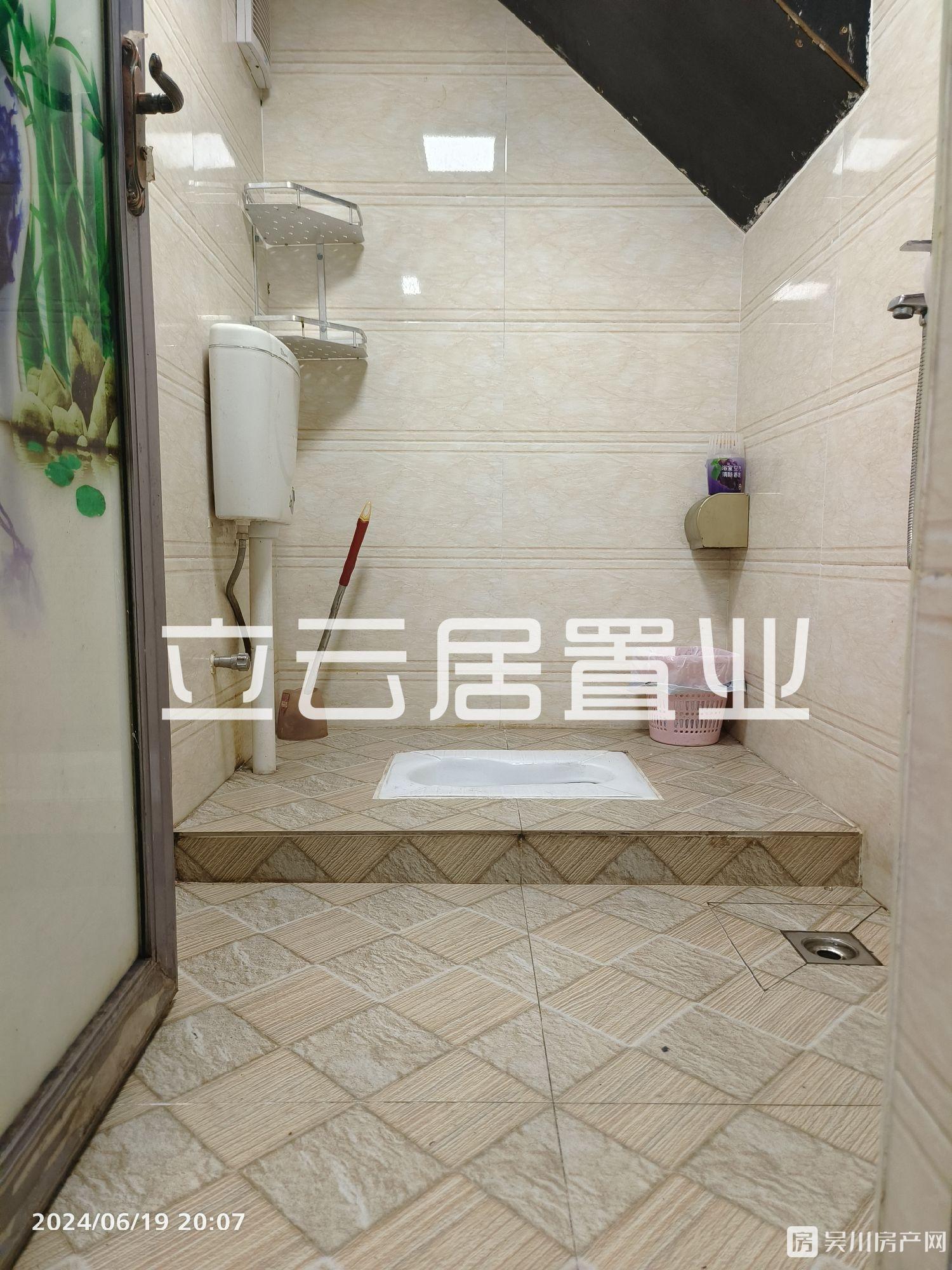 出租新世界廣場2室1廳1衛(wèi)42平米750元/月住宅