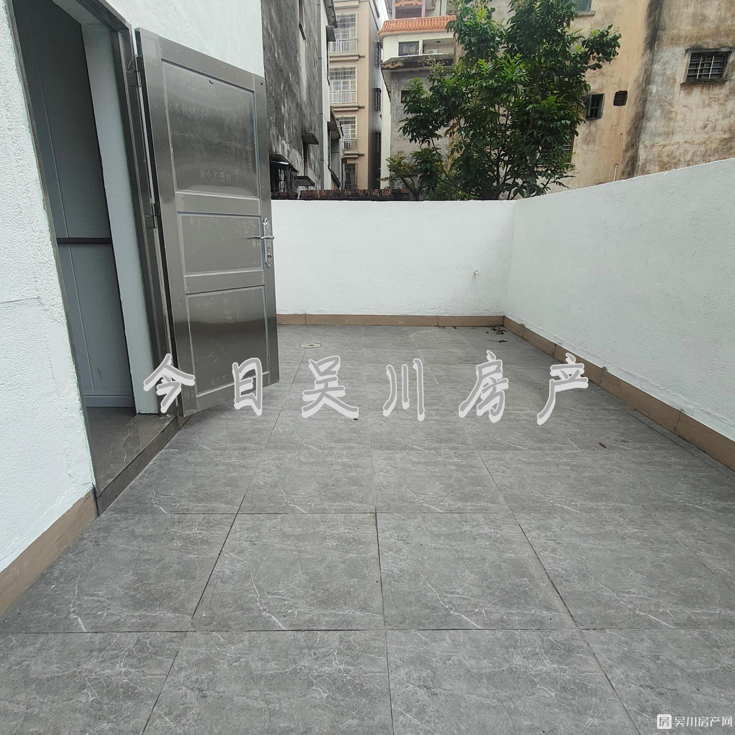 出售私人屋4米路，有三層半使用，里外全部翻新過，近長壽和城東市場，證件齊全有出讓