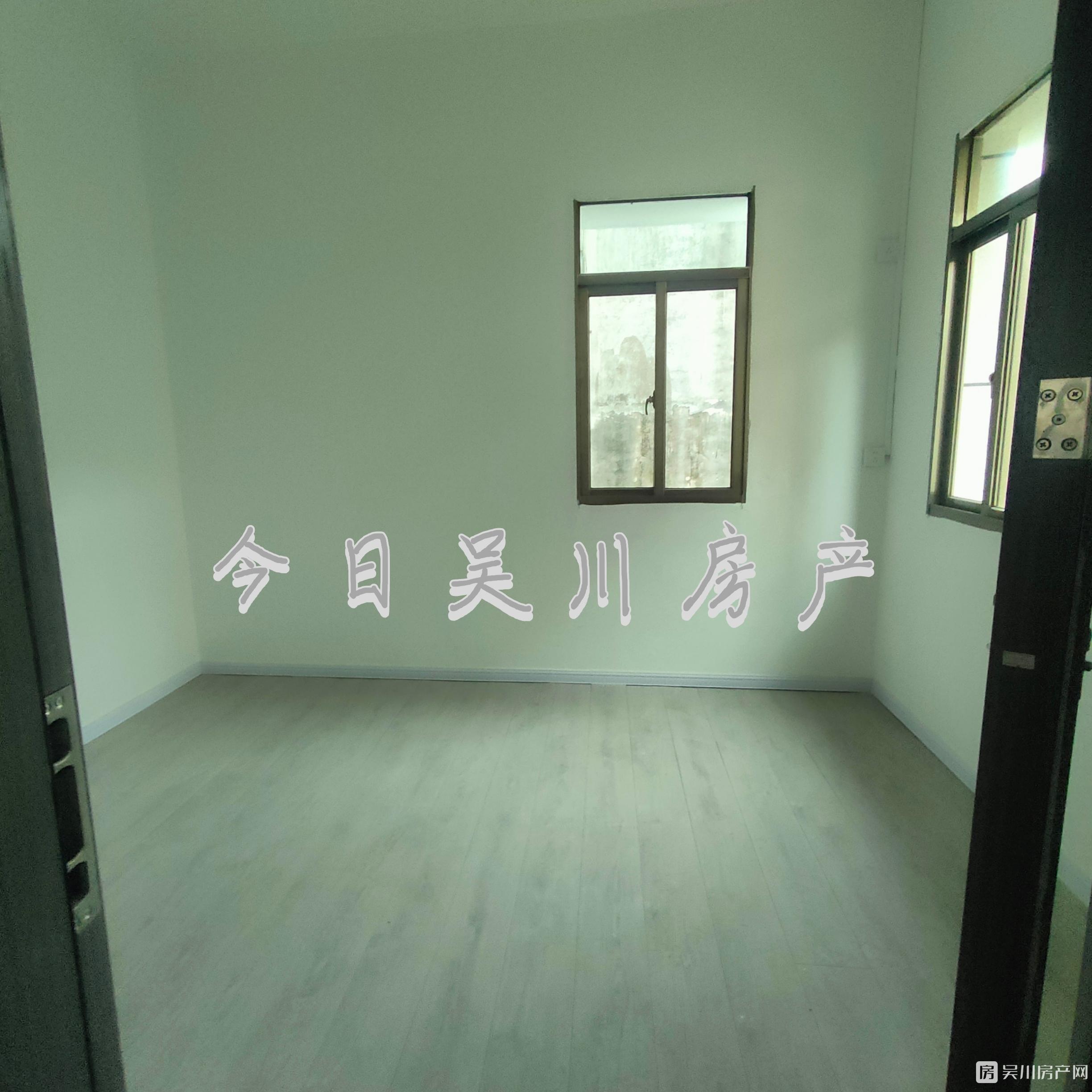 出售私人屋4米路，有三層半使用，里外全部翻新過，近長壽和城東市場，證件齊全有出讓