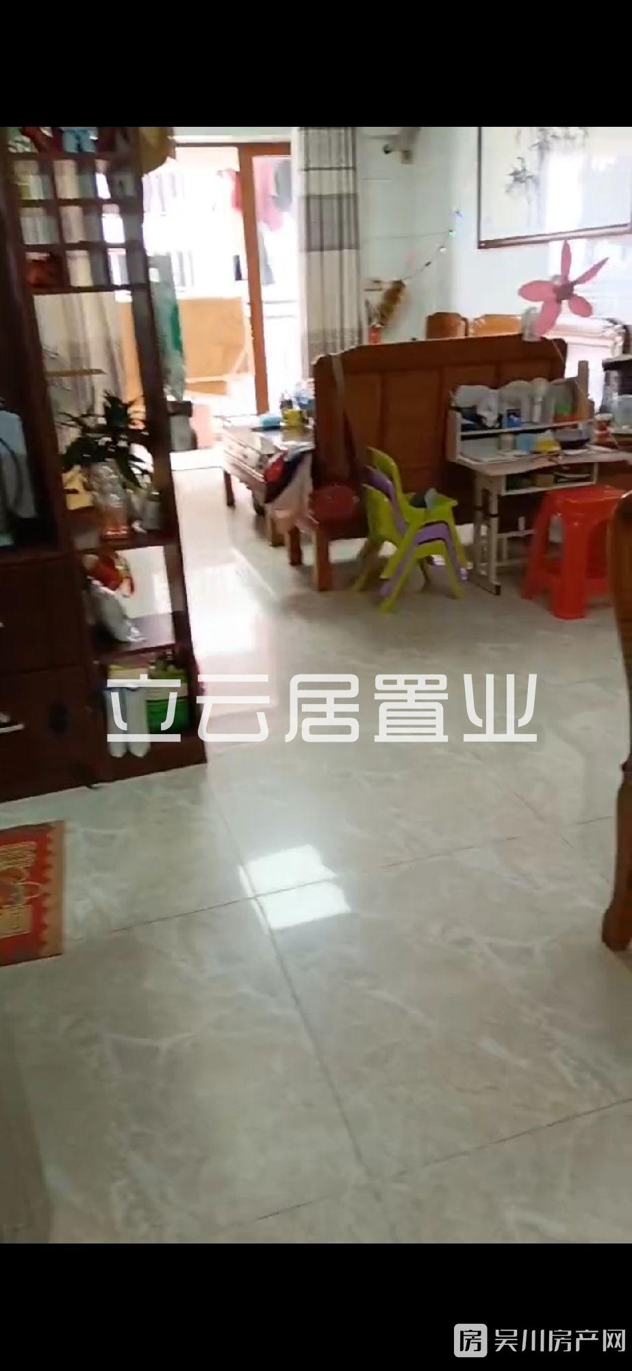 沿江學(xué)區(qū)3室2廳1衛(wèi)101平米46萬(wàn)住宅