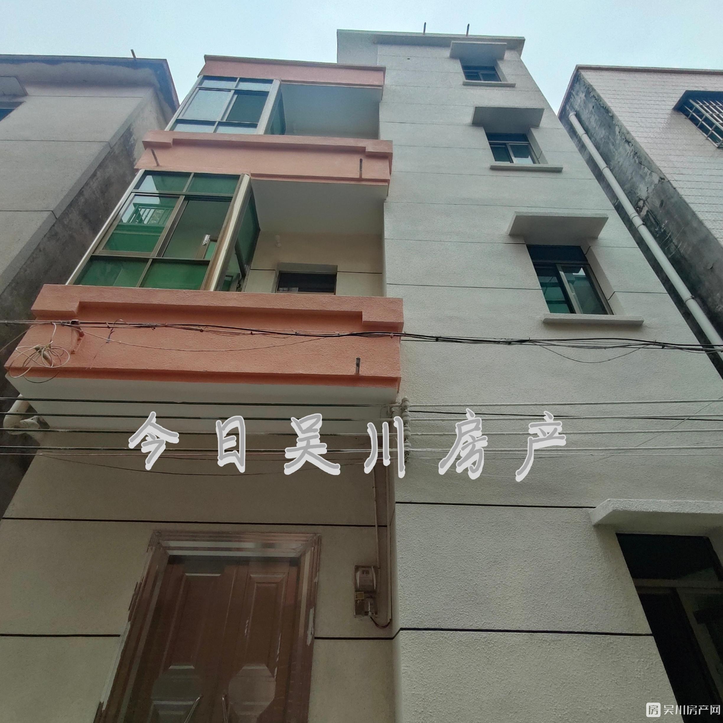 出售私人屋4米路，有三層半使用，里外全部翻新過，近長壽和城東市場，證件齊全有出讓