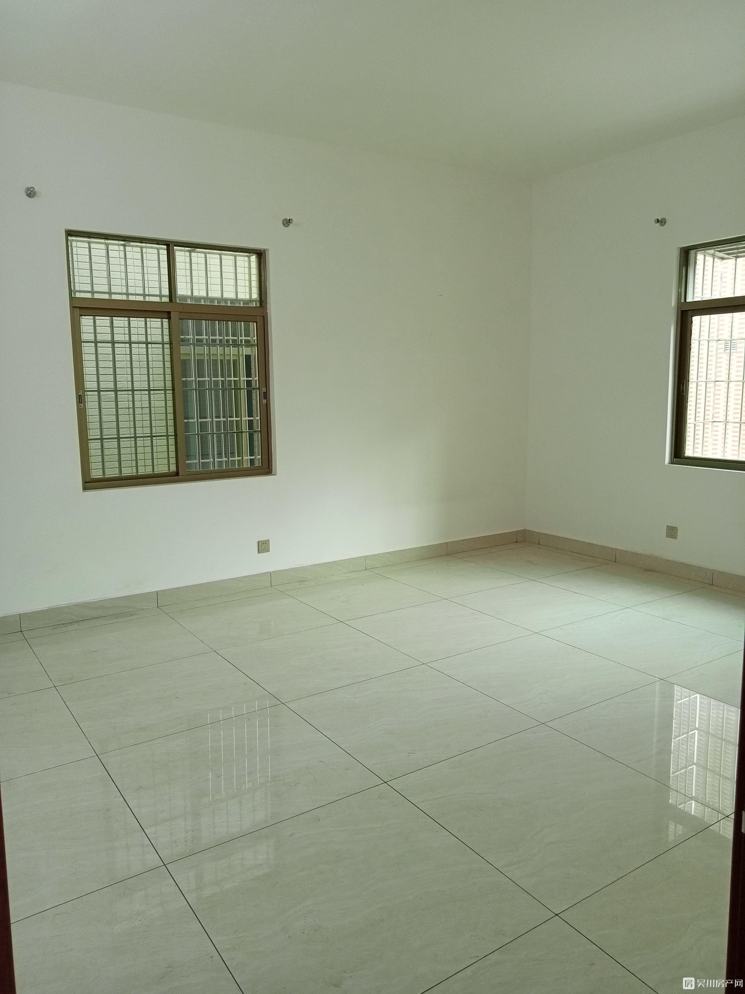 大有嶺建興小學(xué)附近出租兩室一廳一廚兩衛(wèi)，一樓門口可作商鋪或倉庫出租。