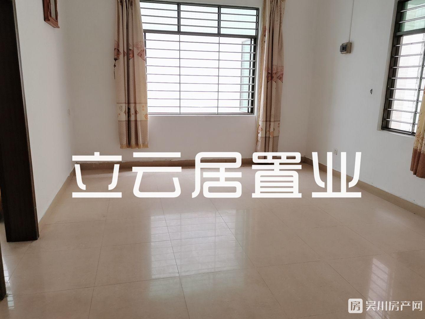 出售三中附近私人屋，共三層 證件齊全有出讓