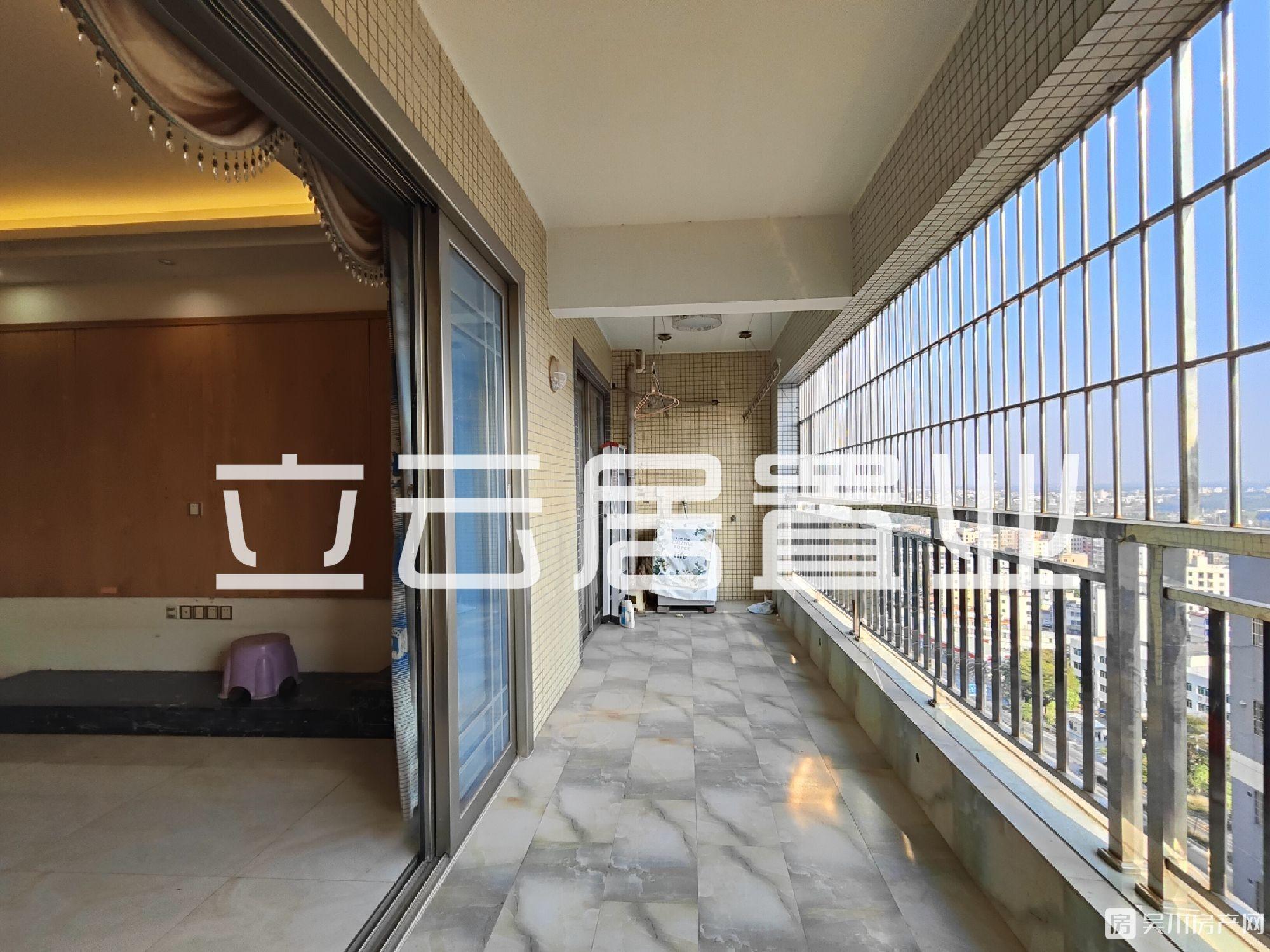 筍嘢駛到華宇鴻基3室2廳2衛(wèi)143平米僅租1500元/月住宅